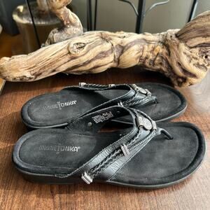 Minnetonka Silverthorne 360 women’s size 9 black leather thong sandals